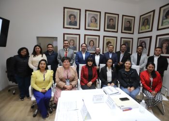 Sedif entrega en adopción a una niña y un niño a familias