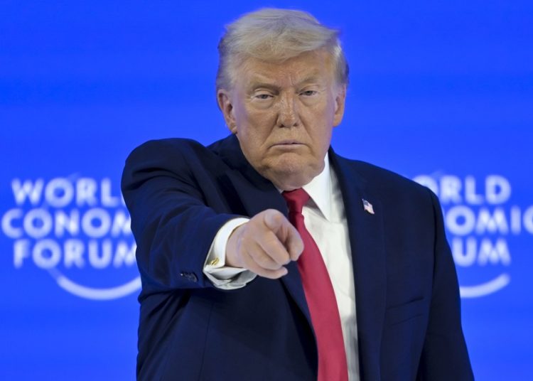 Trump defiende aranceles y afirma que EE.UU. “mantiene el mundo a flote”