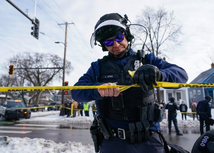 Muere una mujer por disparos de agentes migratorios en Minnesota