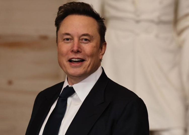Musk anuncia robotaxis de Tesla sin supervisión humana