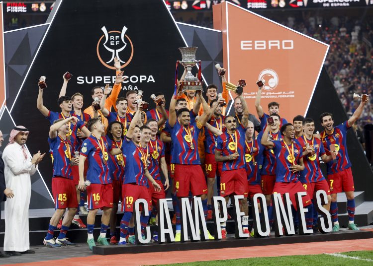 Con doblete de Raphinha, Barcelona gana la Supercopa
