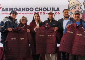 Abrigando Cholula beneficia a adultos mayores con mil 500 chamarras