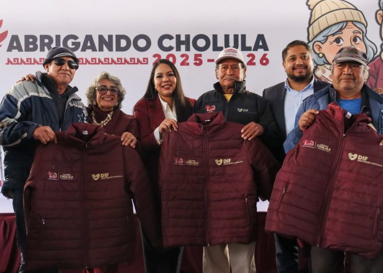 Abrigando Cholula beneficia a adultos mayores con mil 500 chamarras