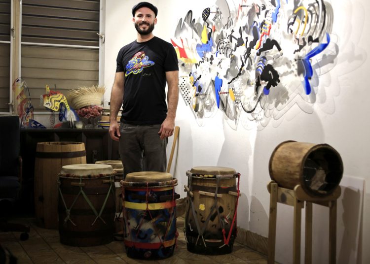Artesanos preservan la percusión tradicional de Puerto Rico