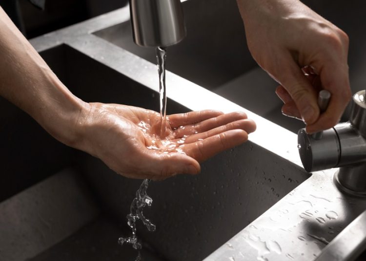 Proponen garantizar suministro mínimo de agua pese a adeudos