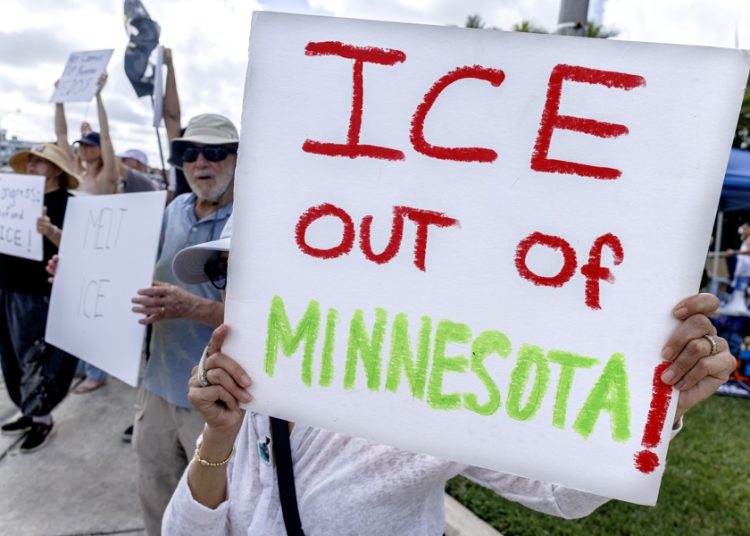 Trump y Walz hablan de operativo de ICE e investigación por fallecidos