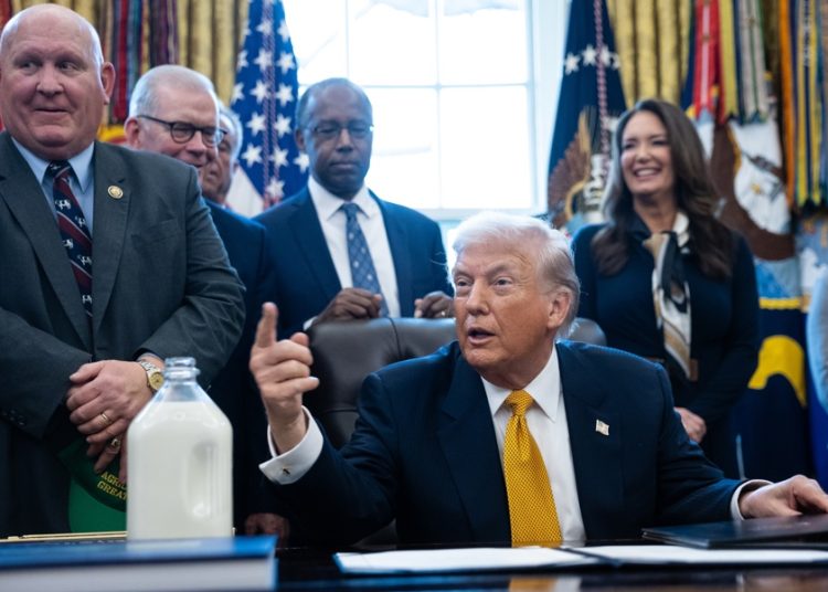Trump impone arancel del 25% a semiconductores extranjeros