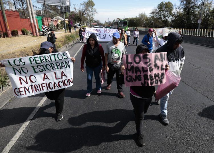 Vecinos protestan por desalojo de albergue animal 