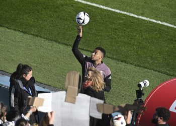 Mbappé, baja por un esguince de rodilla