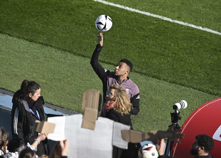 Mbappé, baja por un esguince de rodilla
