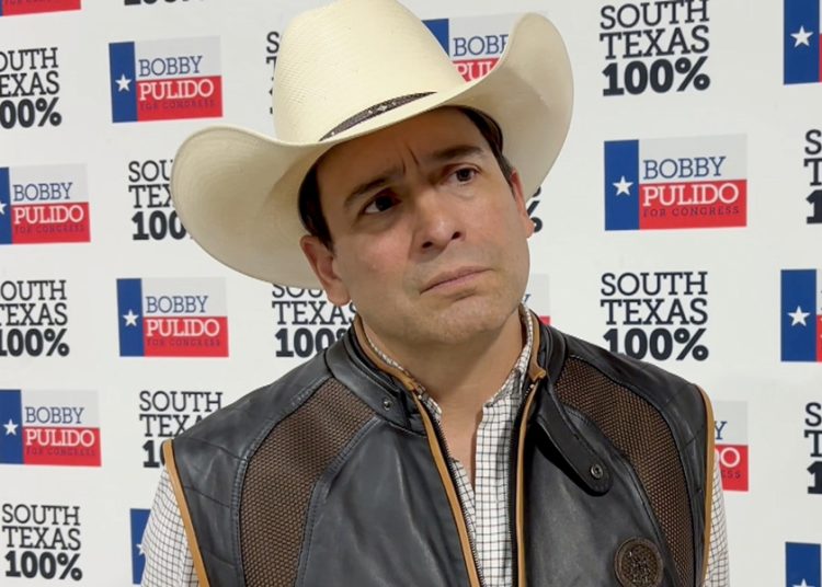 Bobby Pulido busca el voto de los latinos en Texas