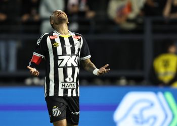 Neymar renueva su contrato con el Santos