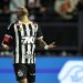 Neymar renueva su contrato con el Santos