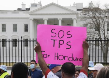 Juez declara ilegal anulación del TPS a migrantes 