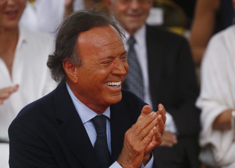 Abogados de Julio Iglesias destacan “linchamiento público” tras archivo de denuncia