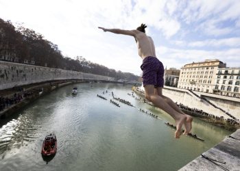 Roma da la bienvenida al 2026 con salto al río Tíber