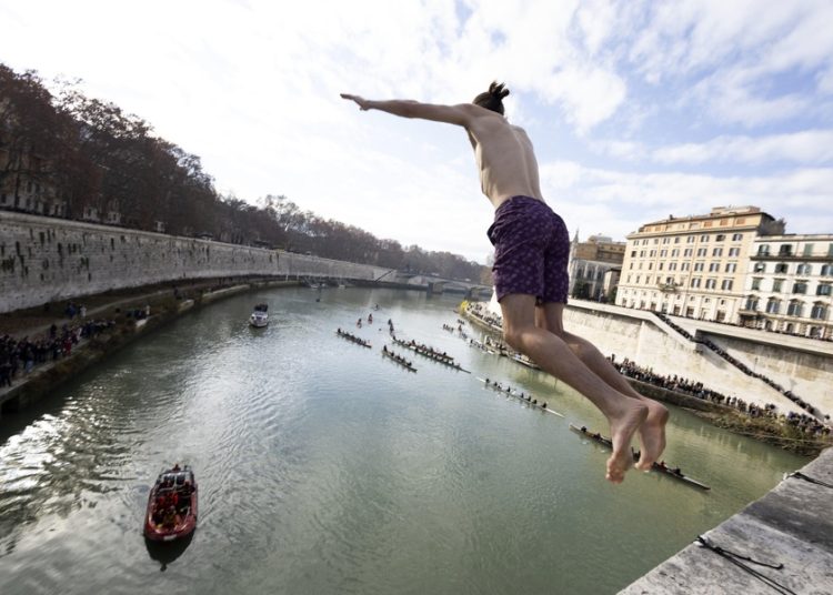 Roma da la bienvenida al 2026 con salto al río Tíber