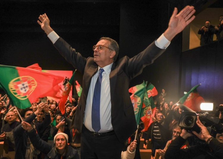 Exlíder socialista, António José Seguro gana la primera vuelta en Portugal