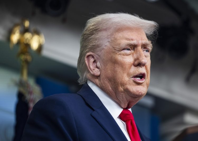 Trump dice que podría involucrar a Machado en Venezuela
