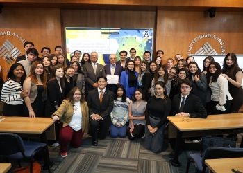 Embajador eminente dialoga con alumnos de Anáhuac Puebla sobre diplomacia global