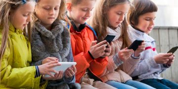 Celulares afectan la salud de la niñez
