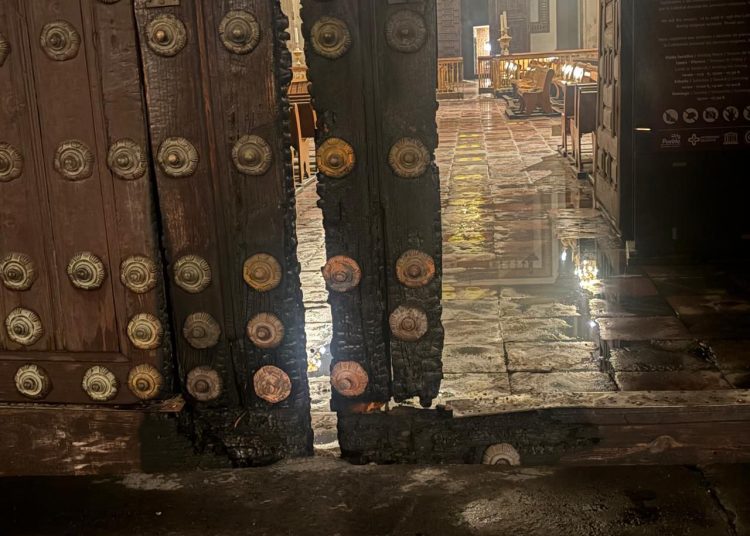 Actos vandálicos dañan puerta de la Catedral de Puebla durante la madrugada