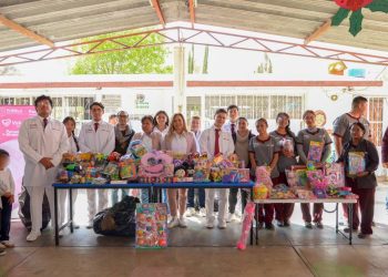Entrega USEP juguetes a niños de San Pedro Cholula