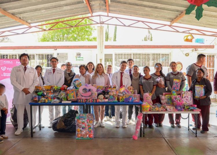Entrega USEP juguetes a niños de San Pedro Cholula