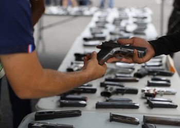 Hallan auto con más de 50 armas en Tijuana