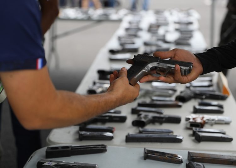 Hallan auto con más de 50 armas en Tijuana