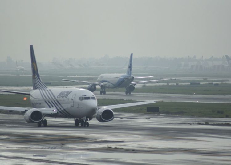 Neblina obliga a suspender vuelos en el AICM