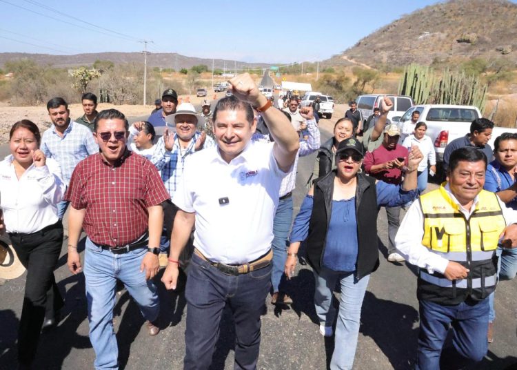 Avanza carretera que une las Mixtecas de 3 estados