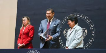 BUAP distingue a Armenta como exalumno destacado de Administración