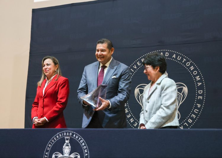 BUAP distingue a Armenta como exalumno destacado de Administración