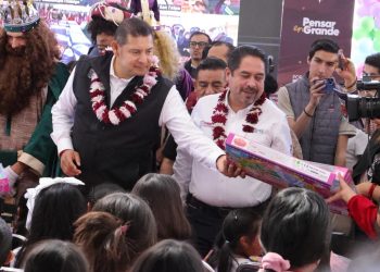 Entrega Armenta regalos de los Reyes Magos