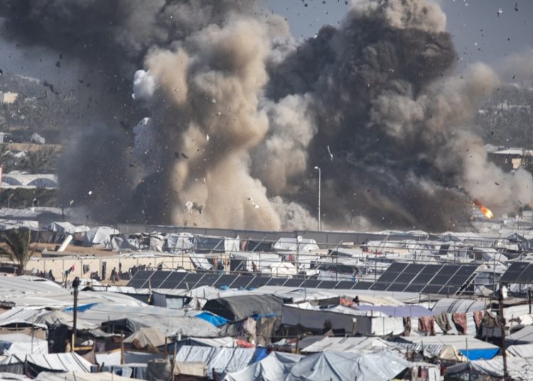 Múltiples ataques israelíes en Gaza causan 32 muertos, entre ellos al menos 7 niños