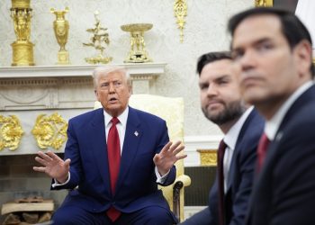 Equipo de Trump evalúa opciones militares en Irán