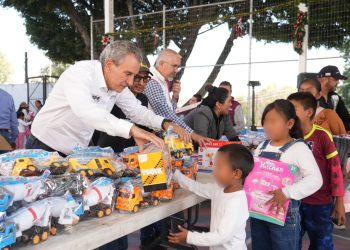 Chedraui entrega juguetes a niñas y niños de Azumiatla y Mayorazgo