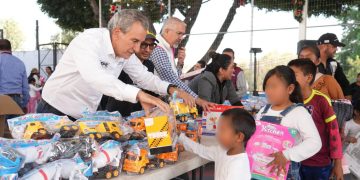 Chedraui entrega juguetes a niñas y niños de Azumiatla y Mayorazgo
