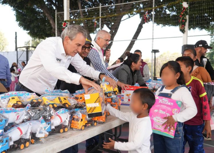 Chedraui entrega juguetes a niñas y niños de Azumiatla y Mayorazgo