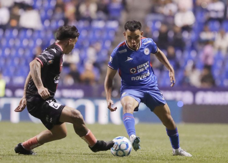 Cruz Azul vence al Puebla en el Cuauhtémoc