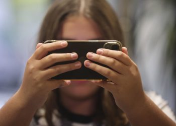 Aprueban en Francia prohibir las redes sociales a menores de 15 años