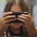 Aprueban en Francia prohibir las redes sociales a menores de 15 años