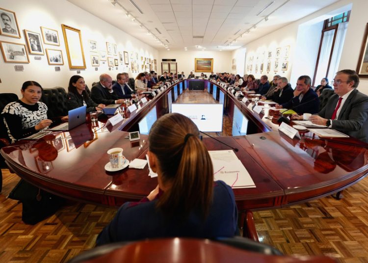 Sheinbaum se reúne con economistas para hablar de “crecimiento y fortaleza”