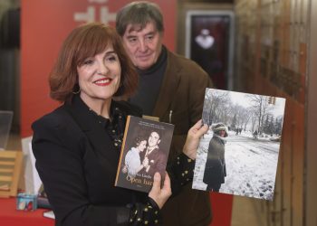 Elvira Lindo deposita su legado en la Caja de las Letras del Instituto Cervantes