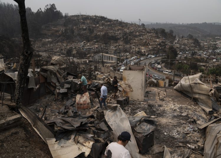 Suben a 20 las víctimas de incendios en el sur de Chile