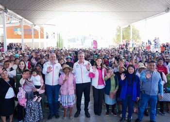 Pepe Chedraui y Marie Elise Budib entregan cobertores en Canoa