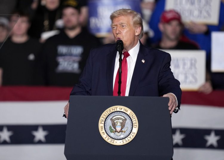 Trump afirma que flota en Irán está lista para intervenir
