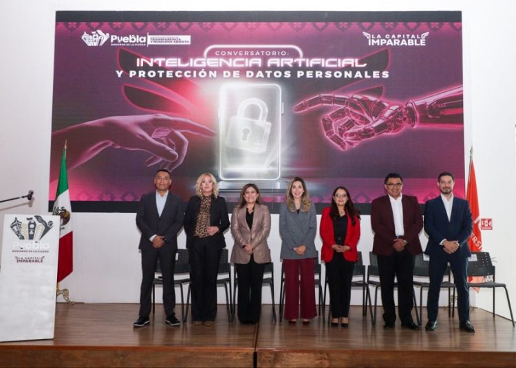 Realizan conversatorio sobre IA y protección de datos personales