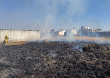 Bomberos de Cuautlancingo sofocan dos incendios de pastizal en Sanctorum